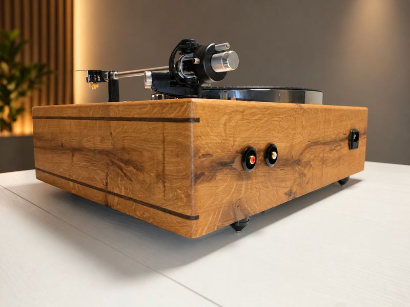 Thorens TD 160 — Lato con prese RCA e piedini a punta
